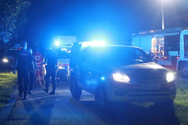 Drei Spaziergänger hörten die Hilfeschreie: Ein 37-Jähriger konnte schwer verletzt aus dem Katzenbach in Thalheim nahe der Traun gerettet werden. | Foto: laumat.at