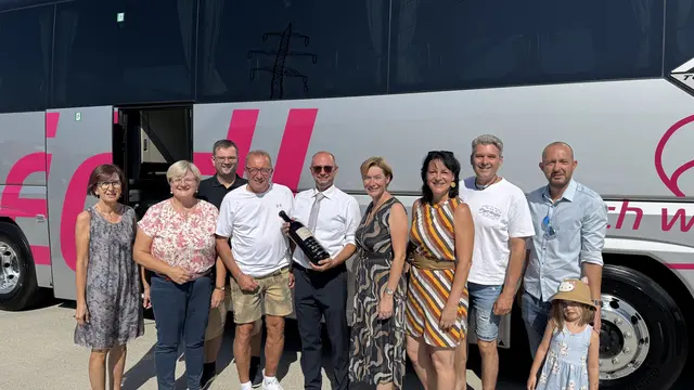 Der Firmenchef von Meidl Reisen Rudolf Sailer (Mitte mit Flasche) bei der Jubiläumsfeier mit der Regionalpolitik: Vizebürgermeisterin A.D Maria Hinterhofer, Vizebürgermeisterin Erika Zeh, Gemeinderat Alexander Zeh, Gemeinderat Franz Ambichl, Bürgermeisterin Monika Fischer, Gemeinderätin Michaela Waxenegger, Anton Waxenegger und Gemeinderat Michael Filz | Foto: Meidl Reisen