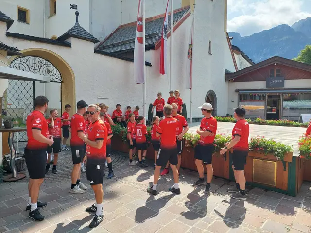 Drei Spieler der Kampfmannschaft Abtenau und weitere neun Nachwuchstrainer begleiteten die Kinder bei ihrem Training. | Foto: Bernhard Wallinger