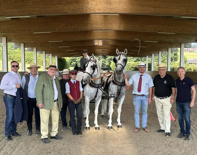 Die Organisatoren und Bürgermeister Helmut Linhart (l.) im Lipizzanergestüt Piber | Foto: Stadtgemeinde Köflach