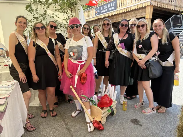 Die Poltergruppe rund um Braut Christina feierte beim Hinterglemmer Bauernmarkt.  | Foto: MeinBezirk