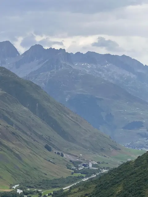 So sehen Windräder auf einem Berg in der Schweiz aus. | Foto: Sofia Scherer