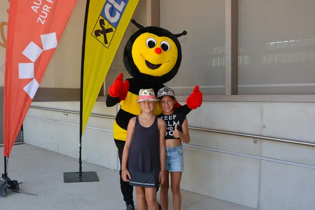 Natürlich war die Sumsi persönlich auch beim 5. Raiffeisen Sumsi-Tag wieder mit dabei. | Foto: Raiffeisen