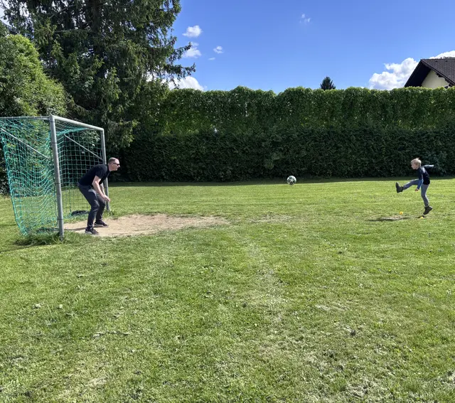 Bei den Brüdern Anton und David wird aus allen Positionen scharf geschossen, während der Papa als Torhüter herhalten muss. | Foto: MeinBezirk/Einsendung