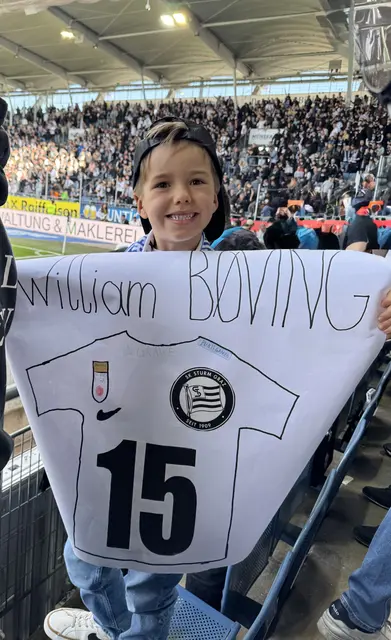 Strahlender Gewinner: Felix (7) hat seinem Lieblingsspieler ein Plakat gewidmet. | Foto: MeinBezirk/Einsendung
