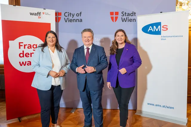 v. l.: Frauenstadträtin und Vizebürgermeisterin Kathrin Gaál, Bürgermeister Michael Ludwig und Finanzstadträtin Barbara Novak. | Foto: Valentina Marinelić/MeinBezirk