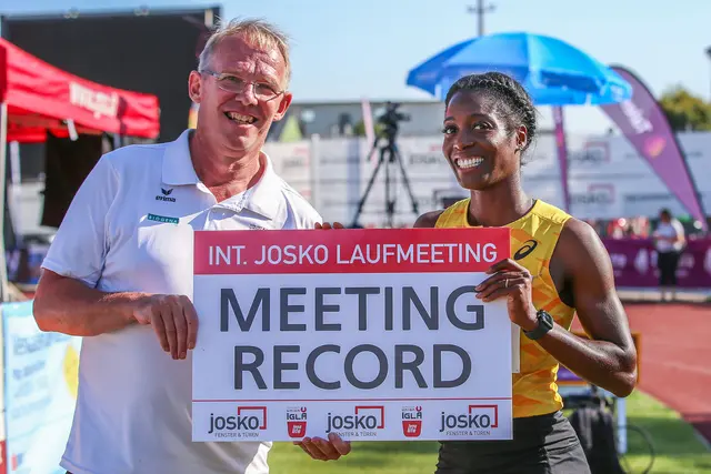Evonne Britton aus Ghana knallte mit 12,97 Sekunden einen neuen 100-Meter-Hürdenlauf-Rekord auf die Bahn. Am Bild im Meeting-Organisator Klaus Angerer. | Foto: Schabetsberger