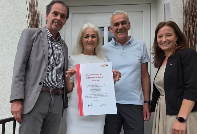 Regionalstellenobfrau Astrid Baumann (r.) und WKO-Regionalstellenleiter Alexander Sumnitsch (l.) gratulierten Irmgard Aigner in ihrem „Gasthof Erlsbacher“ in Leoben-Göss zum 30. Firmenjubiläum. | Foto: WKO Leoben