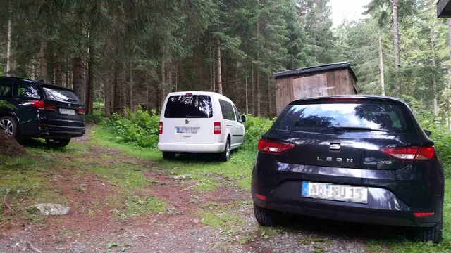 Parken auf unbefestigtem Waldboden | Foto: Tiroler Bergwacht - Einsatzstelle Stubai