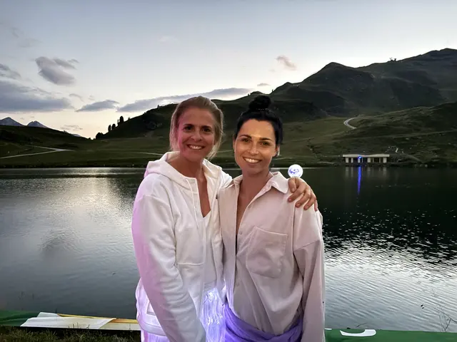 Mona Maier und Anna Veith wagten sich als Erste ins kalte Wasser. | Foto: Nicole Hettegger