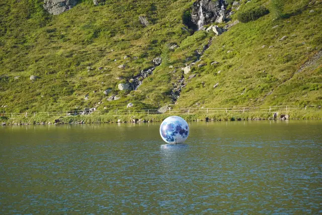 Mitten im See wartete der Vollmond darauf, von den Teilnehmenden umrundet zu werden. | Foto: Nicole Hettegger