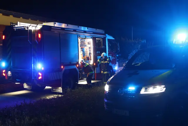Drei Spaziergänger hörten die Hilfeschreie: Ein 37-Jähriger konnte schwer verletzt aus dem Katzenbach in Thalheim nahe der Traun gerettet werden. | Foto: laumat.at