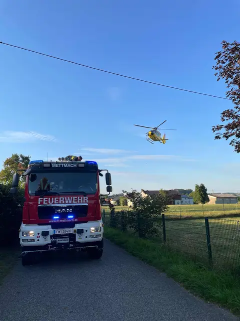 Der Rettungshubschrauber "Europa drei" flog den Verletzten ins Rieder Krankenhaus. | Foto: Feuerwehr Mettmach