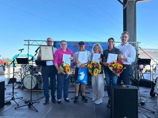 Das Unternehmen und die Mitarbeitenden wurden von der WKO durch Gernot Binder geehrt: Timea Sailer (20 Jahre), Anita Böhm (30 Jahre), Leopold Bretzenberger (35 Jahre) und Hilde Schuster (35 Jahre) | Foto: Meidl Reisen