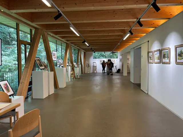 Im Tiroler Höfemuseum in Kramsach befindet sich im Hauptgebäude auch eine Kunstausstellung. | Foto: Barbara Fluckinger