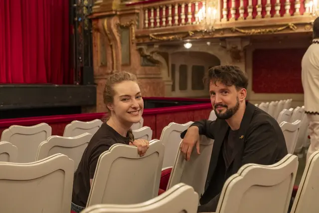 Nikola Hillebrand (Gräfin Zedlau) mit Regisseur Nikolaus Habjan.  | Foto: Jürgen Hammerschmid
