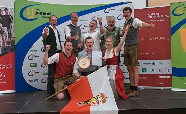 Große Freude bei der Landjugend Esternberg: Markus Stadler (1. Reihe, Mitte) holt den starken dritten Platz. | Foto: Landjugend Oberösterreich