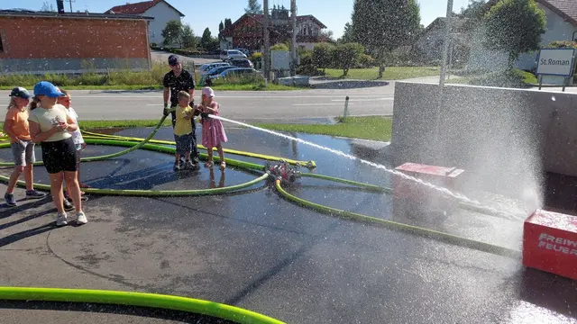 Die FF St. Roman mit einem Bewerb und ein Rennen mit „Hydroantrieb“-Fahrzeugen sorgten für Begeisterung  | Foto: Alois Braid