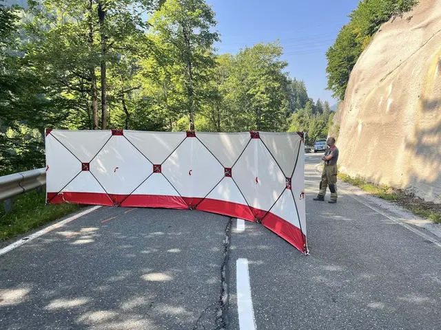 Die B164, die Hochkönigstraße, war nach dem Unfall für rund eineinhalb Stunden komplett gesperrt. | Foto: Freiwillige Feuerwehr Bischofshofen