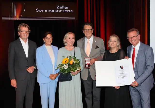 Dr. Martin Winner, Vizebürgermeisterin Salome Mühlberger BEd, Barbara und Herbert Schöner, Kulturstadträtin Silvia Schuster und Bürgermeister Andreas Wimmreuter | Foto: Nikolaus Faistauer Photography