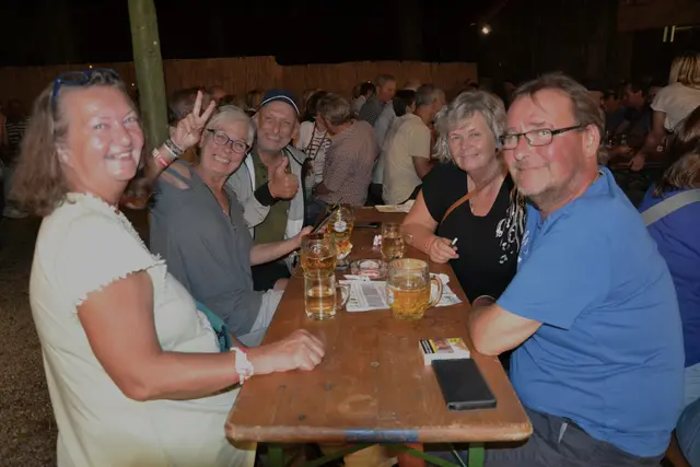 Karin Schartl, Silvia und Bernie Weiss, Irene und Johannes Höll genießen das tolle Ambiente beim Hainfelder Waldfest. | Foto: Alexander Fritsch