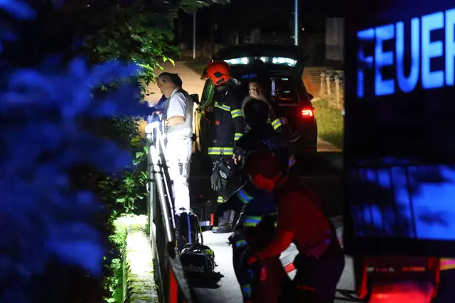 Drei Spaziergänger hörten die Hilfeschreie: Ein 37-Jähriger konnte schwer verletzt aus dem Katzenbach in Thalheim nahe der Traun gerettet werden. | Foto: laumat.at