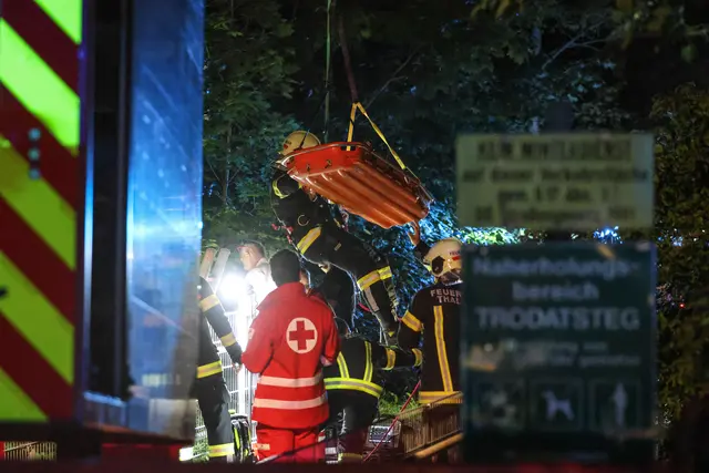 Drei Spaziergänger hörten die Hilfeschreie: Ein 37-Jähriger konnte schwer verletzt aus dem Katzenbach in Thalheim nahe der Traun gerettet werden. | Foto: laumat.at