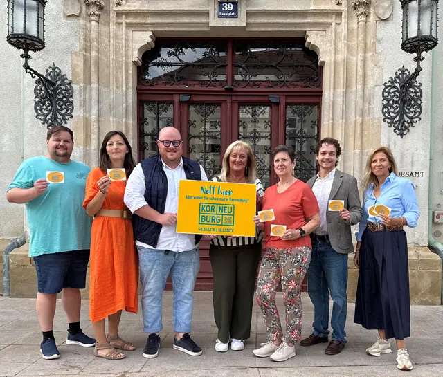 Nett hier Sticker: Gemeinderat Bernhard Jelinek, Katrin Moder (KorneuBuch), Stadtrat Bernd Herzog, Gemeinderätin Adelheid Muhm, Gemeinderätin Margit Flandorfer, Michael Weingartshofer (Blumen Weingartshofer) und Stadträtin Elke Paul mit den Stickern vor dem Rathaus (v.l.). | Foto: Stadtgemeinde Korneuburg