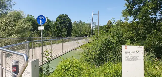 Der Wilhelm-Kaufmann-Steg ist ab dem heutigen Montag, 11. August, wieder beschränkt befahrbar. Die Stadt Salzburg verlängerte vorsichtshalber wurde das Ende der Komplett-Sperre auf den heutigen Montag, 11. August, da die Restfeuchte zu einer Verzögerung führen könnte. | Foto: Schrofner