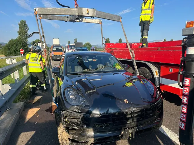 Ein verlassenes Luxusauto verunfallte auf der S6. | Foto: FF Neunkirchen