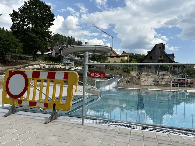 Das Becken im Schwimmbad Neumarkt ist bereits gefüllt. | Foto: Stefan Verderber