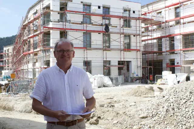 Bürgermeister Herbert Haunschmied strahlt übers ganze Gesicht. | Foto: MeinBezirk/Roland Wolf