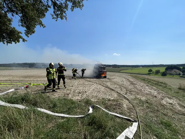 Am Sonntag wurde die Freiwillige Feuerwehr Wieselburg zu einer brennenden Arbeitsmaschine nach Wieselburg-Land alarmiert.  | Foto: DOKU-NÖ