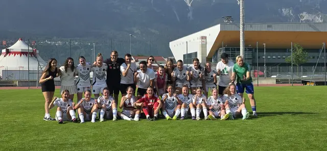 FCW-Trainer Trainer Yasar Demir jubelt mit der Mannschaft. | Foto: Luggi