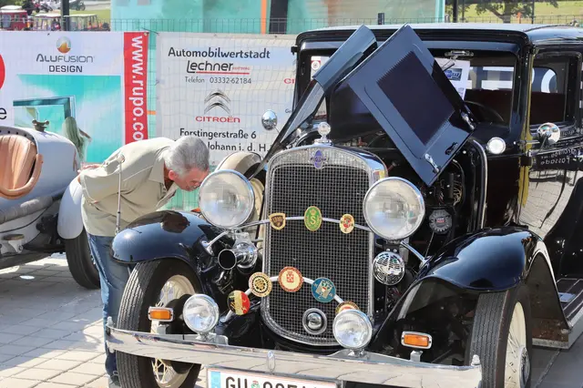 Oldtimertreffen in St. Johann: Die motorisierten Schmuckstücke stießen auf riesiges Interesse der zahlreichen Besucher. | Foto: Alfred Mayer