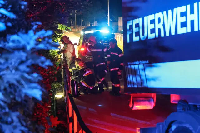 Drei Spaziergänger hörten die Hilfeschreie: Ein 37-Jähriger konnte schwer verletzt aus dem Katzenbach in Thalheim nahe der Traun gerettet werden. | Foto: laumat.at