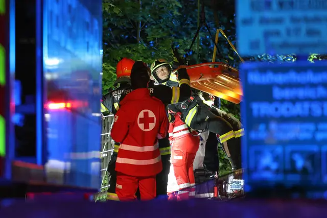 Drei Spaziergänger hörten die Hilfeschreie: Ein 37-Jähriger konnte schwer verletzt aus dem Katzenbach in Thalheim nahe der Traun gerettet werden. | Foto: laumat.at