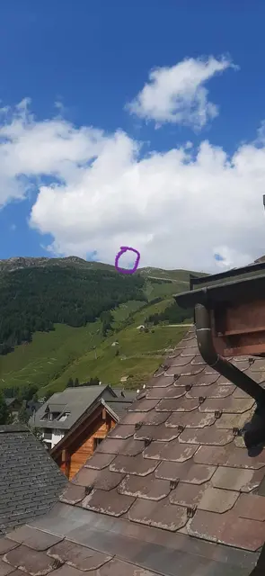 Hier ein Beispiel aus der Schweiz: Das Windrad ist vom Ort aus kaum zu erkennen. | Foto: Soia Scherer
