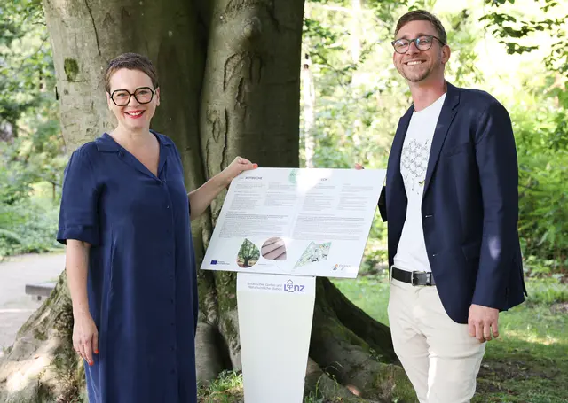Stadträtin Eva Schobesberger (Grüne) und der Leiter des Botanischen Gartens, Thomas Schiefecker, präsentieren den neuen Bioökologie-Pfad. | Foto: Stadt Linz