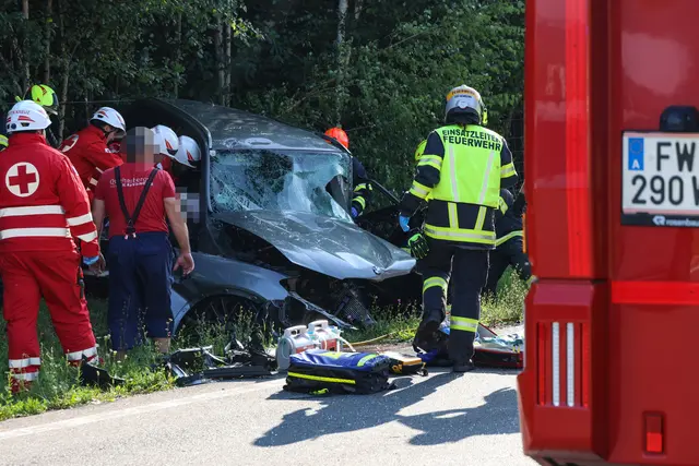 Ein Frontalcrash zweier Pkw auf der B1 Wiener Straße in Edt bei Lambach forderte zwei Todesopfer. | Foto: laumat.at