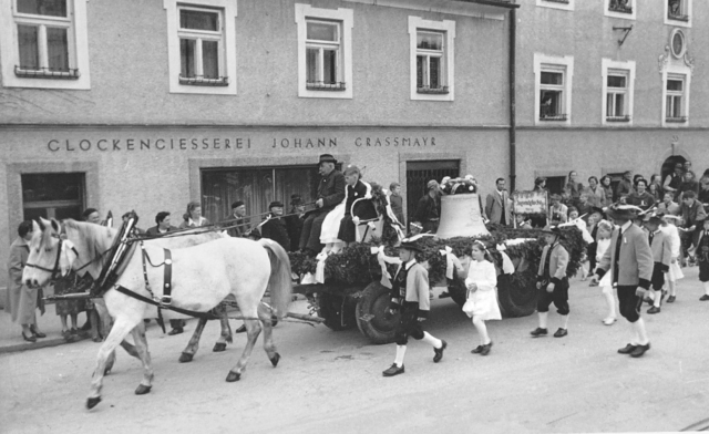 1954: Die Glocken werden von der Glockengießerei Grassmayr mit Pferden durch die Stadt nach Pradl gezogen. | Foto: Pfarre Pradl