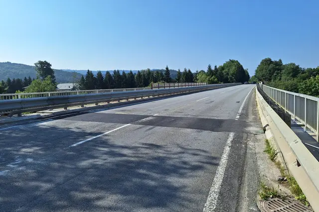 Die Umfahrung von Neumarkt am Wallersee wird vom 18. bis zum 31. August für Sanierungsarbeiten komplett gesperrt. Die B1 ist somit zwischen der Abfahrt zur Stadtgemeinde und dem Kreisverkehr Steindorf bei Straßwalchen nicht passierbar. Für den Durchzugs- und Schwerverkehr ist eine Umleitung über Seekirchen und Köstendorf eingerichtet. Im Bild: Die Umfahrung Neumarkt. 11. August 2025 | Foto: Land Salzburg/Landesstraßenverwaltung
