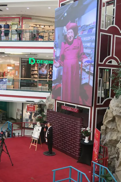 Im Hintergrund laufen die legendären Werbe-Videos des Hausherrn, der sich für Social-Media-Videos gerne verkleidete. | Foto: Patricia Hillinger/MeinBezirk