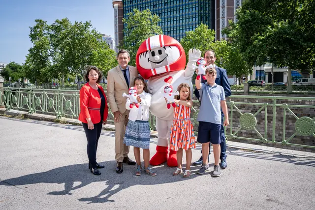 Doris Wendler, Präsidentin des KFV (Kuratorium für Verkehrssicherheit), Mobilitätsminister Peter Hanke, Kult-Maskottchen Helmi, Christian Schimanovsky, Geschäftsführer des KFV und begeisterte Kinder freuen sich auf die Aktion. | Foto: BMIMI/Holzer