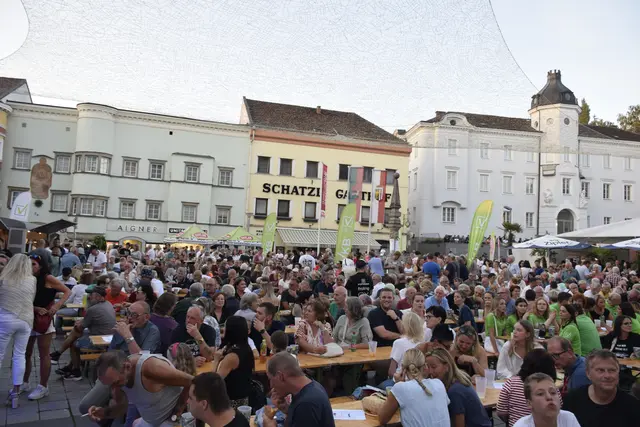 So gut befüllt ist der Kirchenplatz selten — zahlreiche Besucher strömten zum Open-Air-Konzert. | Foto: Stadtmarketing Grieskirchen