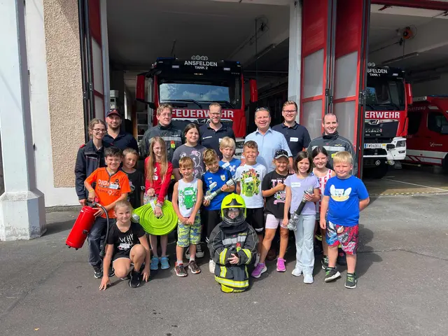 Auch ein Besuch bei der Feuerwehr durfte im Ferienprogramm nicht fehlen. | Foto: Stadtarchiv Ansfelden