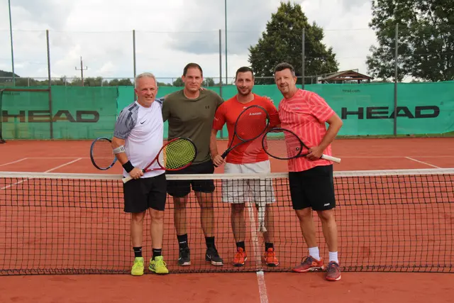 In der A-Kategorie triumphierten Christian Poglitsch (2.v.l.) und Philipp Uitz (3v.l.). Sie setzten sich in einem packenden Endspiel gegen Christoph Pumm und Erich Kertesz (links) durch. | Foto: Gumhold