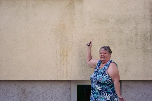 Erna Beisteiner zeigt auf die Spuren, die von den Eiern auf der Fassade zurückblieben. | Foto: Santrucek
