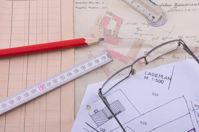 Sobald die Auflage abgelaufen ist, werden die eingebrachten Stellungnahmen geprüft und nach Möglichkeit berücksichtigt.
Symbolbild: Plan Einsichtnahme | Foto: Michael Ebardt|adobe.com