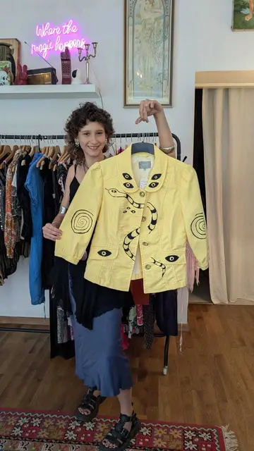 Andreea Romina Solodchi mit selbst gemalter Jacke. | Foto: Lea Bacher